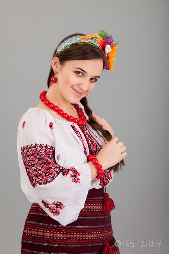 女人穿乌克兰民族服饰照片-正版商用图片0f5ebf-摄图新视界